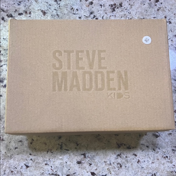 New - Steve Madden Boys Mesh Slip On Sneakers in Black - Picture 5 of 6